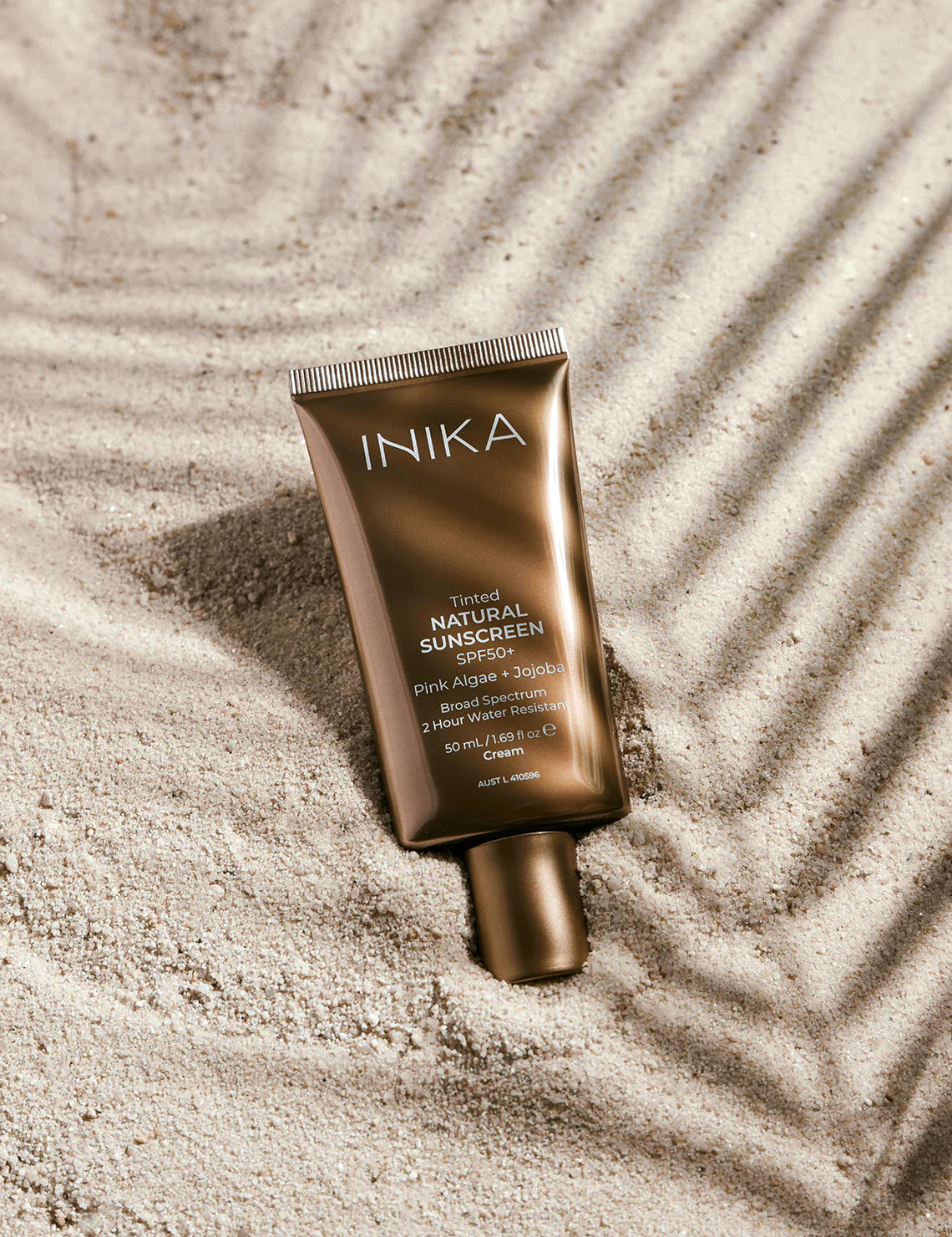 Ontdek de ultieme vegan en dierproefvrije zonbescherming van Inika Organic met factor 50+!&nbsp;Deze zonnecrème biedt niet alleen krachtige bescherming tegen schadelijke UVA- en UVB-stralen met minerale filters, maar geeft je huid ook een stralende sun-kissed glow dankzij de subtiele tint. Geniet van een egale huidskleur terwijl je vroegtijdige huidveroudering en zonneschade tegengaat.