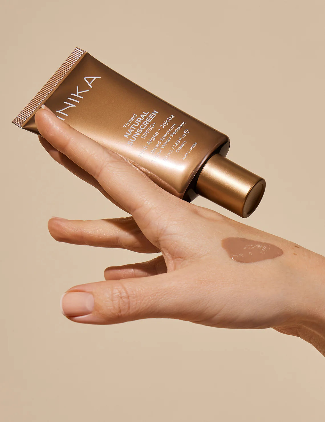 Ontdek de ultieme vegan en dierproefvrije zonbescherming van Inika Organic met factor 50+!&nbsp;Deze zonnecrème biedt niet alleen krachtige bescherming tegen schadelijke UVA- en UVB-stralen met minerale filters, maar geeft je huid ook een stralende sun-kissed glow dankzij de subtiele tint. Geniet van een egale huidskleur terwijl je vroegtijdige huidveroudering en zonneschade tegengaat.