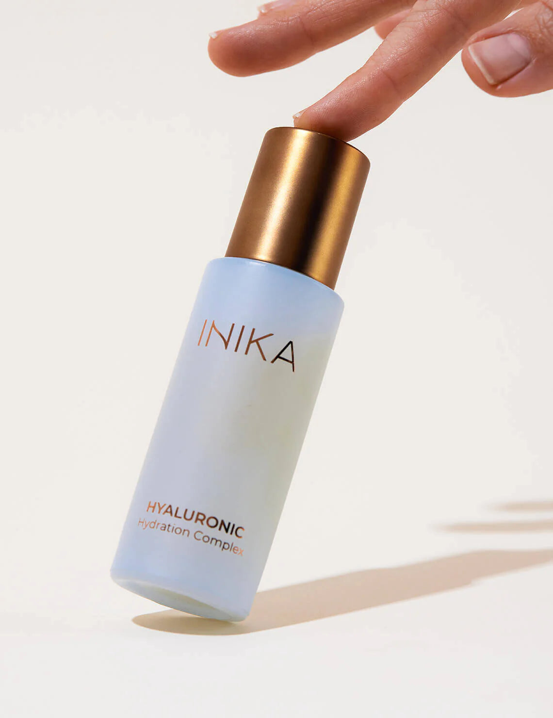 Samen met hyaluronzuur ondersteunt dit superkrachtige plantaardige ingrediënt de huidbarrière om de huid te beschermen tegen vervuiling en tekenen van veroudering te minimaliseren. Deze 100% natuurlijke oplossing op waterbasis maakt de huid voller en glad en minimaliseert fijne lijntjes en rimpels.