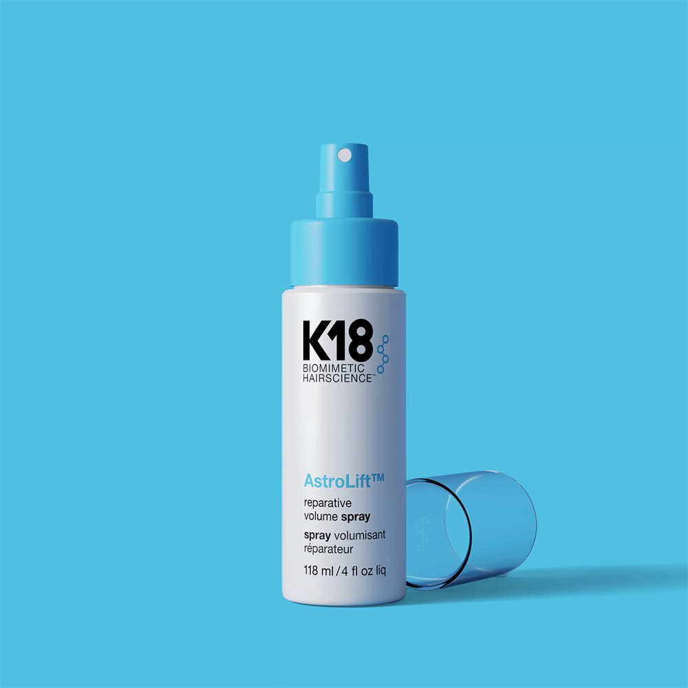 De K18 AstroLift Reparative Volume Spray is een herstellende en geheel vegan volume spray wat van binnen hersteld en van buiten het haar volume geeft. Deze gewichtloze spray geeft jouw haar een boost met als resultaat natuurlijke volume, body en bounce die tot wel twee dagen blijft zitten.