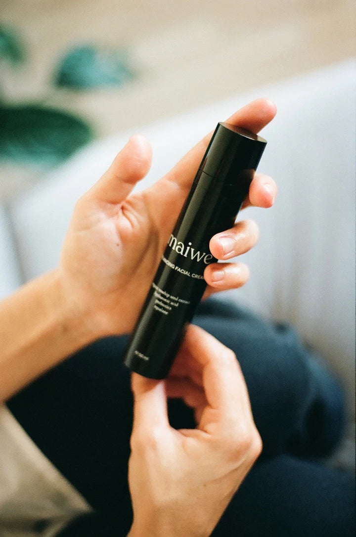 De Balancing Facial Cream met biologisch rozenbottelextract, hyaluronzuur, squalane en prebiotica is een verzorgende en herstellende dag- en nachtcrème boordevol antioxidanten en hydraterende ingrediënten. De natuurlijke formule bevat geen parfum noch essentiële oliën en is daarom ook geschikt voor de gevoelige huid. Werkt best in combinatie met het rozenbottelolieserum. Rijk aan provitamine A, vitamine E en essentiële vetzuren.