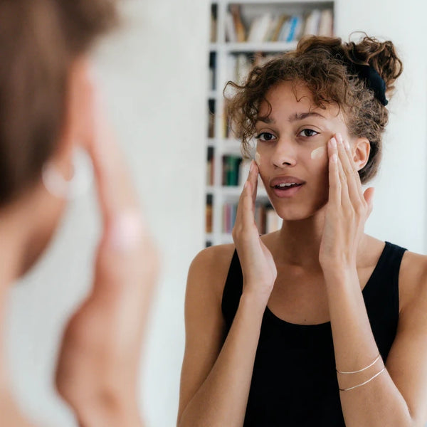 De Balancing Facial Cream met biologisch rozenbottelextract, hyaluronzuur, squalane en prebiotica is een verzorgende en herstellende dag- en nachtcrème boordevol antioxidanten en hydraterende ingrediënten. De natuurlijke formule bevat geen parfum noch essentiële oliën en is daarom ook geschikt voor de gevoelige huid. Werkt best in combinatie met het rozenbottelolieserum. Rijk aan provitamine A, vitamine E en essentiële vetzuren.