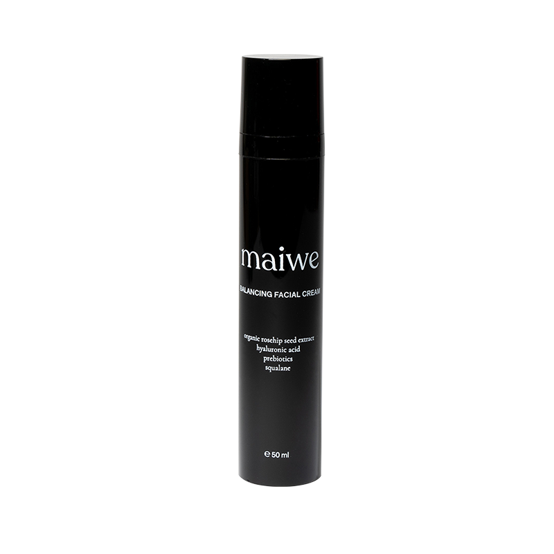 De Balancing Facial Cream met biologisch rozenbottelextract, hyaluronzuur, squalane en prebiotica is een verzorgende en herstellende dag- en nachtcrème boordevol antioxidanten en hydraterende ingrediënten. De natuurlijke formule bevat geen parfum noch essentiële oliën en is daarom ook geschikt voor de gevoelige huid. Werkt best in combinatie met het rozenbottelolieserum. Rijk aan provitamine A, vitamine E en essentiële vetzuren.