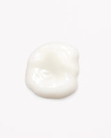 Ben je op zoek naar de allerbeste producten om jouw krullen te laten stralen? Maak kennis met het nieuwste product uit de Coils & Curls lijn: de Maria Nila Luscious Curl Definer. Deze krulversterkende crème is speciaal ontworpen om jouw krullen optimaal te laten shinen. Met zijn heerlijke fruitig-bloemige geur en medium hold brengt deze hydraterende lotion moeiteloos jouw krullen tot leven.