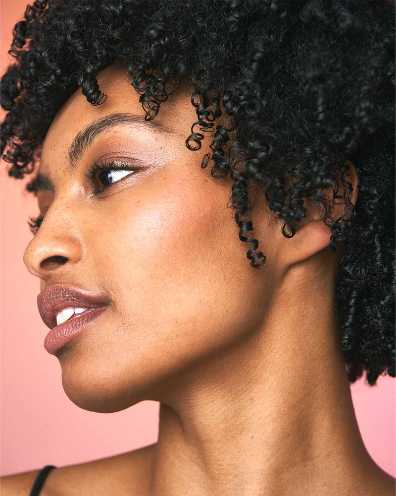 Ben je op zoek naar de allerbeste producten om jouw krullen te laten stralen? Maak kennis met het nieuwste product uit de Coils & Curls lijn: de Maria Nila Luscious Curl Definer. Deze krulversterkende crème is speciaal ontworpen om jouw krullen optimaal te laten shinen. Met zijn heerlijke fruitig-bloemige geur en medium hold brengt deze hydraterende lotion moeiteloos jouw krullen tot leven.