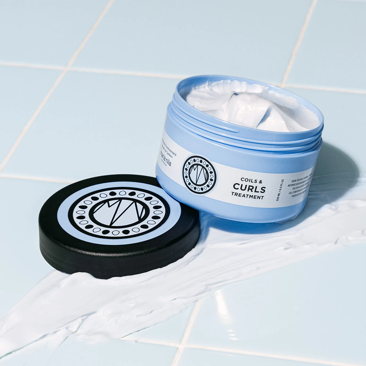 Dit vegan haarmasker van Maria Nila is geschikt voor alle soorten golven, krullen en kroeshaar. Met een mix van Shea Butter, Jojoba-olie, Aloë Vera en Vitamine E, hydrateert en conditioneert dit masker zowel het haar als de hoofdhuid, waardoor het haar zacht en gemakkelijk doorkambaar wordt zonder pluizig gevoel.