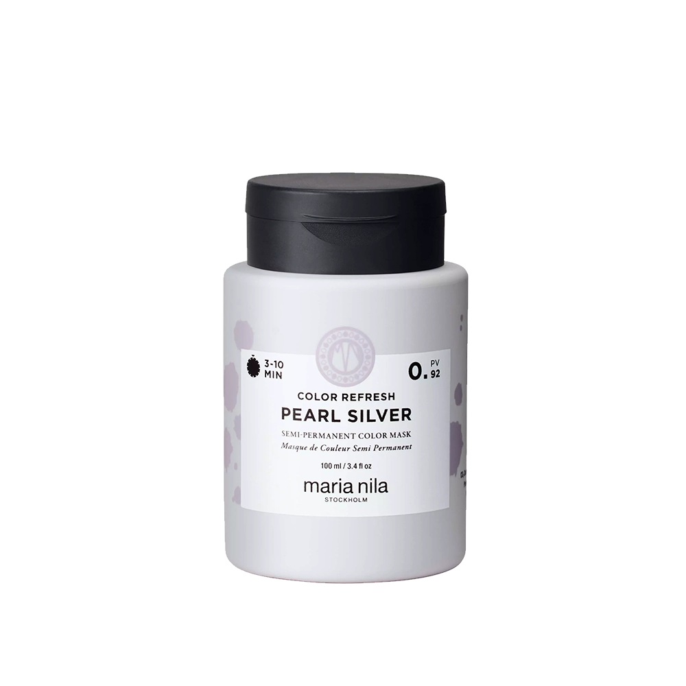 Maria Nila Colour Refresh is een verzorgend, voedend masker met niet-permanente kleurpigmenten die je haarkleur snel opfrissen. Je kan er zelfs een nieuwe kleur mee aanbrengen. Hoe langer je het masker laat zitten, hoe intensiever de kleur zal worden. De kleurpigmenten zijn al verwerkt in het Colour Refresh masker, je hoeft dus niets meer toe te voegen.