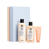 De Maria Nila Head & Hair Heal Gift Box is gemaakt van 100% gerecyclede materialen en bevat een Head & Hair Heal Shampoo, Head & Hair Heal Conditioner + een gratis full size Head & Hair Heal Booster Masque t.w.v. 10.-