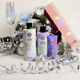 De Maria Nila Sheer Silver Gift Box is gemaakt van 100% gerecyclede materialen en bevat een Sheer Silver Shampoo, Sheer Silver Conditioner + een gratis full size Sheer Silver Booster Masque t.w.v. 10.-