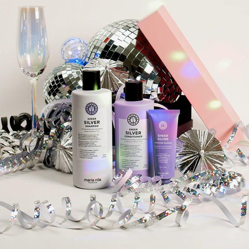 De Maria Nila Sheer Silver Gift Box is gemaakt van 100% gerecyclede materialen en bevat een Sheer Silver Shampoo, Sheer Silver Conditioner + een gratis full size Sheer Silver Booster Masque t.w.v. 10.-
