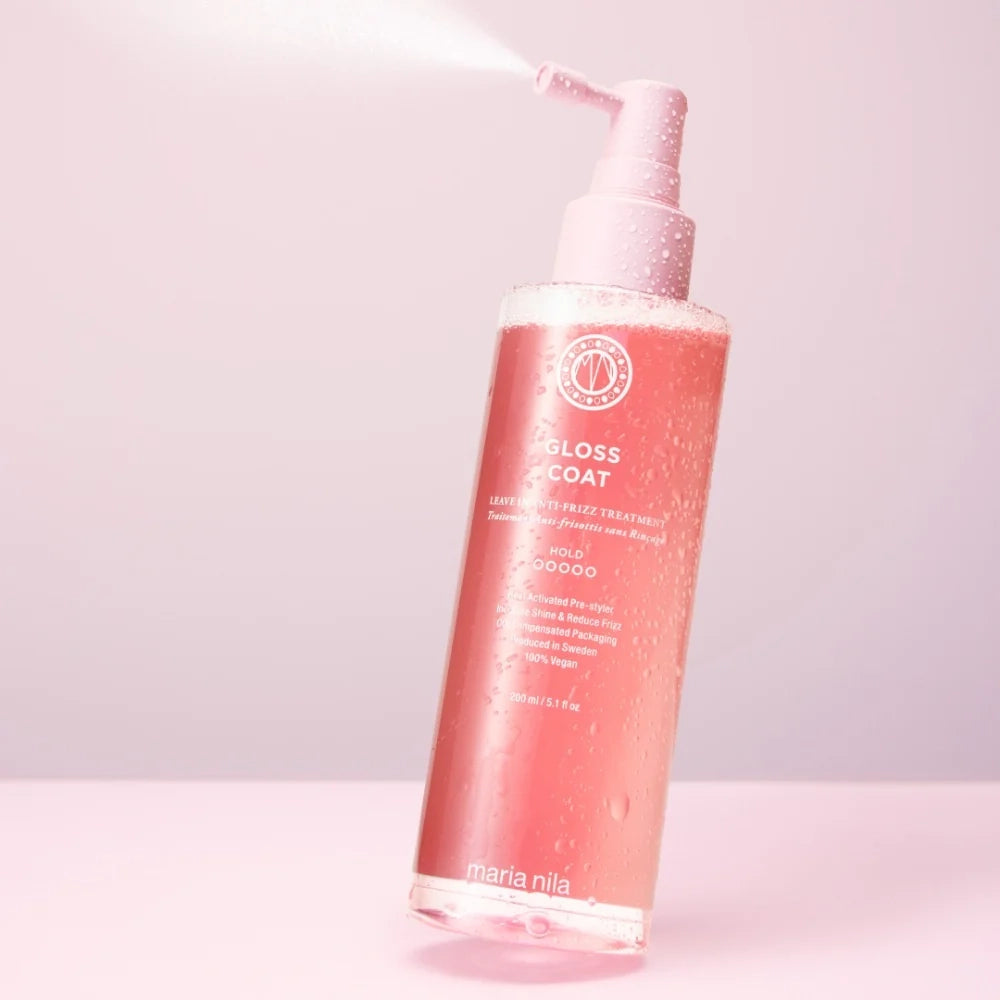 Ontdek de Maria Nila Gloss Coat, een vegan en dierproefvrije smoothing treatment die je haar direct een zijdezachte glans geeft. Deze innovatieve spray wordt geactiveerd door warmte en vormt een vochtafstotende, beschermende coating die het haar tot wel 4 dagen pluisvrij houdt. Ideaal voor wie droomt van glad, glanzend en gezond ogend haar – zónder het te verzwaren.
