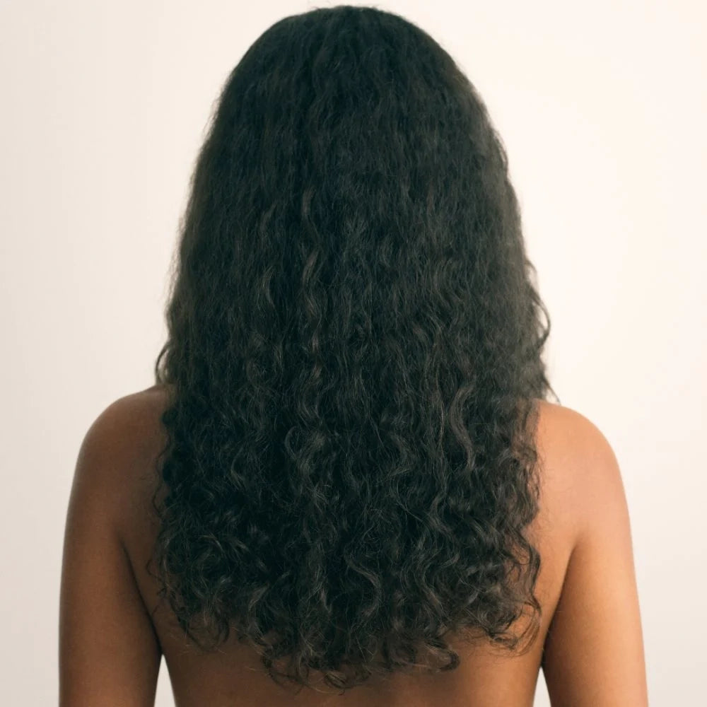 Ontdek de Maria Nila Gloss Coat, een vegan en dierproefvrije smoothing treatment die je haar direct een zijdezachte glans geeft. Deze innovatieve spray wordt geactiveerd door warmte en vormt een vochtafstotende, beschermende coating die het haar tot wel 4 dagen pluisvrij houdt. Ideaal voor wie droomt van glad, glanzend en gezond ogend haar – zónder het te verzwaren.