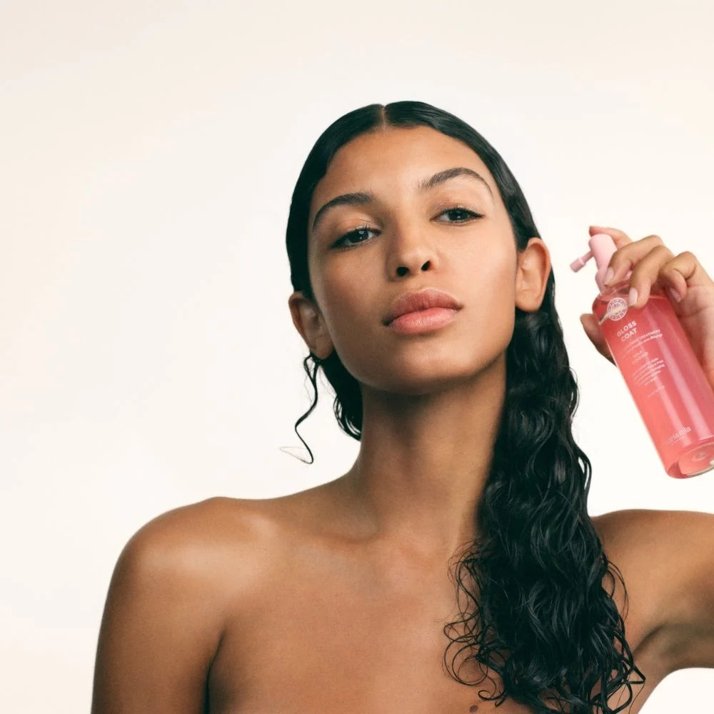 Ontdek de Maria Nila Gloss Coat, een vegan en dierproefvrije smoothing treatment die je haar direct een zijdezachte glans geeft. Deze innovatieve spray wordt geactiveerd door warmte en vormt een vochtafstotende, beschermende coating die het haar tot wel 4 dagen pluisvrij houdt. Ideaal voor wie droomt van glad, glanzend en gezond ogend haar – zónder het te verzwaren.