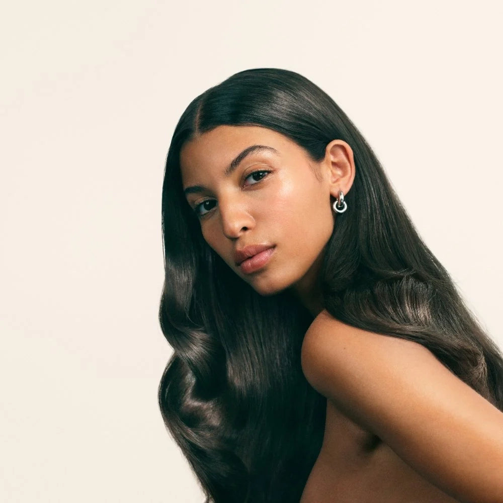 Ontdek de Maria Nila Gloss Coat, een vegan en dierproefvrije smoothing treatment die je haar direct een zijdezachte glans geeft. Deze innovatieve spray wordt geactiveerd door warmte en vormt een vochtafstotende, beschermende coating die het haar tot wel 4 dagen pluisvrij houdt. Ideaal voor wie droomt van glad, glanzend en gezond ogend haar – zónder het te verzwaren.