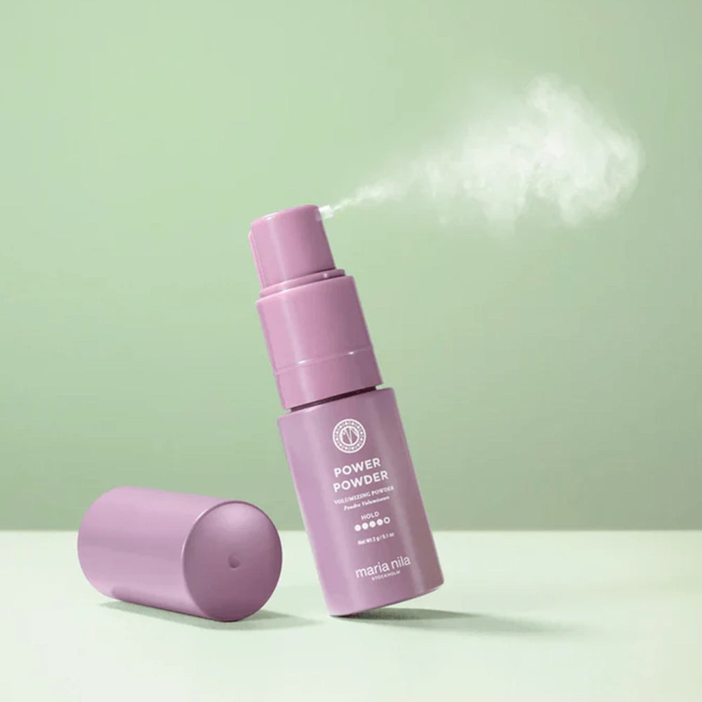 Het geheime wapen van kappers en hun klanten! Maria Nila Power Powder maakt je kapsel in een handomdraai groot en volumineus. Het wordt het best gebruikt op blond haar, maar je kunt het ook op andere kleuren gebruiken. Dit poeder creëert textuur en geeft je haar een matte finish.