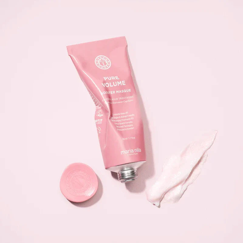 De Maria Nila Pure Volume Gift Box is gemaakt van 100% gerecyclede materialen en bevat een Pure Volume Shampoo, Pure Volume Conditioner. is geheel vegan, dierproefvrij en natuurlijk.