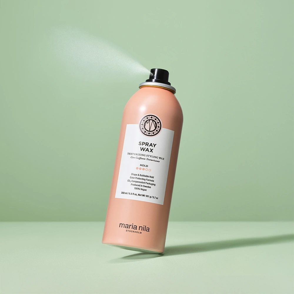 Nieuw bij Vegan Beauty: Maria Nila Styling Spray Wax - Texturizing Wax Spray met medium Hold, geschikt voor alle haartypen. 