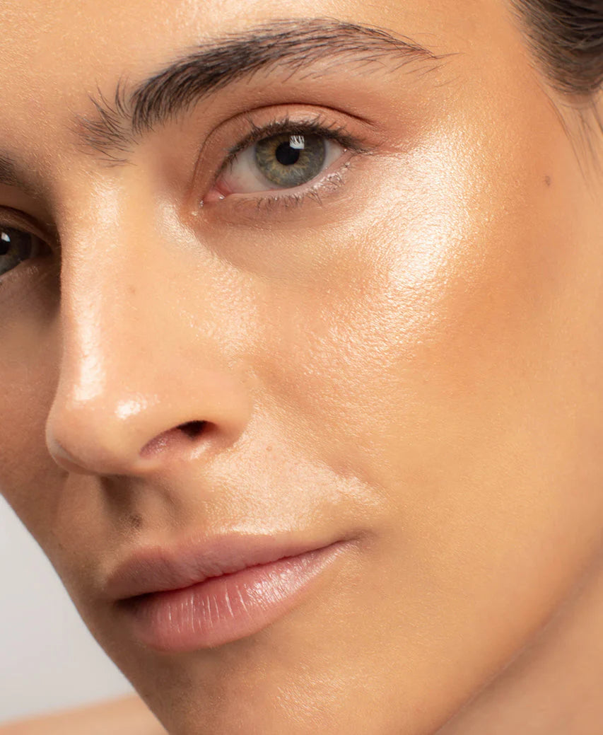 Ere Perez Vanilla Highlighter swatch op model
