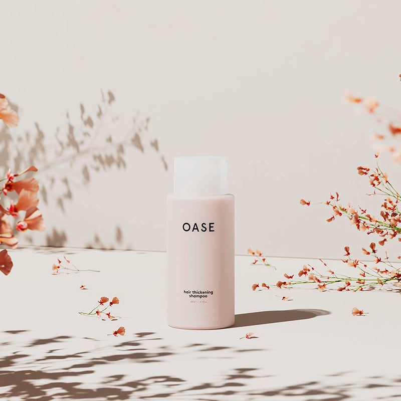 OASE Hair Thickening Shampoo. Deze hoogwaardige, lichte en sulfaatvrije shampoo is speciaal ontwikkeld om haargroei te stimuleren en haarverlies tegen te gaan. Dankzij de 13 actieve haargroei stimulerende ingrediënten voedt en kalmeert de shampoo niet alleen de hoofdhuid, maar legt het ook de basis voor een gezonde haargroei. 