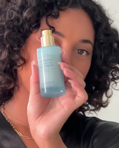 De Ranavat Renewing Leave-In Treatment is een luxe, siliconenvrije leave-in verzorging die droog, beschadigd of pluizig haar direct hydrateert en versterkt. Geformuleerd met het exclusieve Veda⁴ Bond Complex™ – een krachtige mix van Hibiscus, Roze Lotus, Amla en Ashwagandha – en verrijkt met Haritaki, Fenegriek en Macadamia-olie, herstelt deze treatment de haarstructuur van binnenuit, zonder te verzwaren.