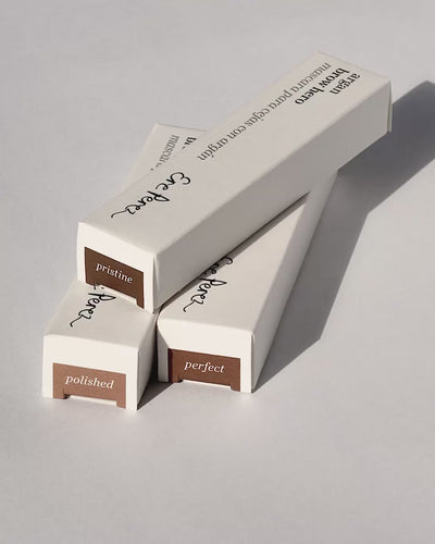 De Argan Brow Hero van Ere Perez is een vegan en dierproefvrij Tinted Brow Gel in 3 verschillende kleuren. De vegan Brow Gel houdt je wenkbrauwen in model, geeft ze kleur en bevat daarnaast kleine vezels om je wenkbrauwen meer volume te geven. 