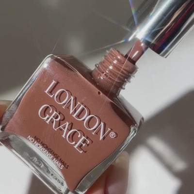 Dawn Mocha Mousse - Warm bruine vegan nagellak tint van London Grace. 