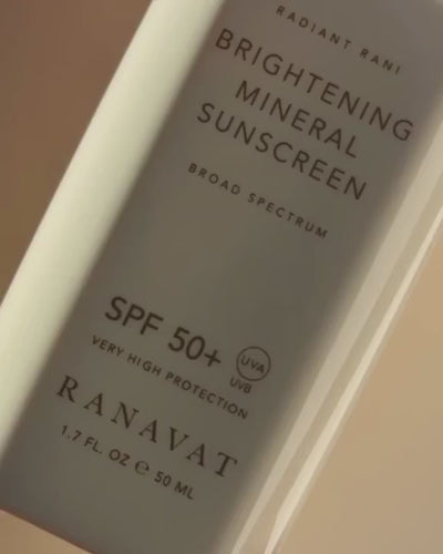 Bescherm je huid elke dag met deze 100% minerale en vegan SPF 50+ zonnebrandcrème die niet alleen beschermt tegen de zon, maar je huid ook verzorgt en versterkt. Clean en dierproefvrij.