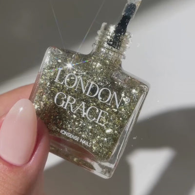 De ultieme gouden glitter! Carrie van London Grace zorgt voor een betoverende manicure. Denk aan fonkelende lichtjes, decadente feestjes en luxueuze glamour, allemaal gevangen in één flesje. Of het nu een chic black-tie evenement is of een knusse winterbijeenkomst, Carrie voegt precies de juiste sprankeling toe. Je kunt Carrie solo dragen of over elke nagellakkleur aanbrengen voor een schitterende glitterafwerking.