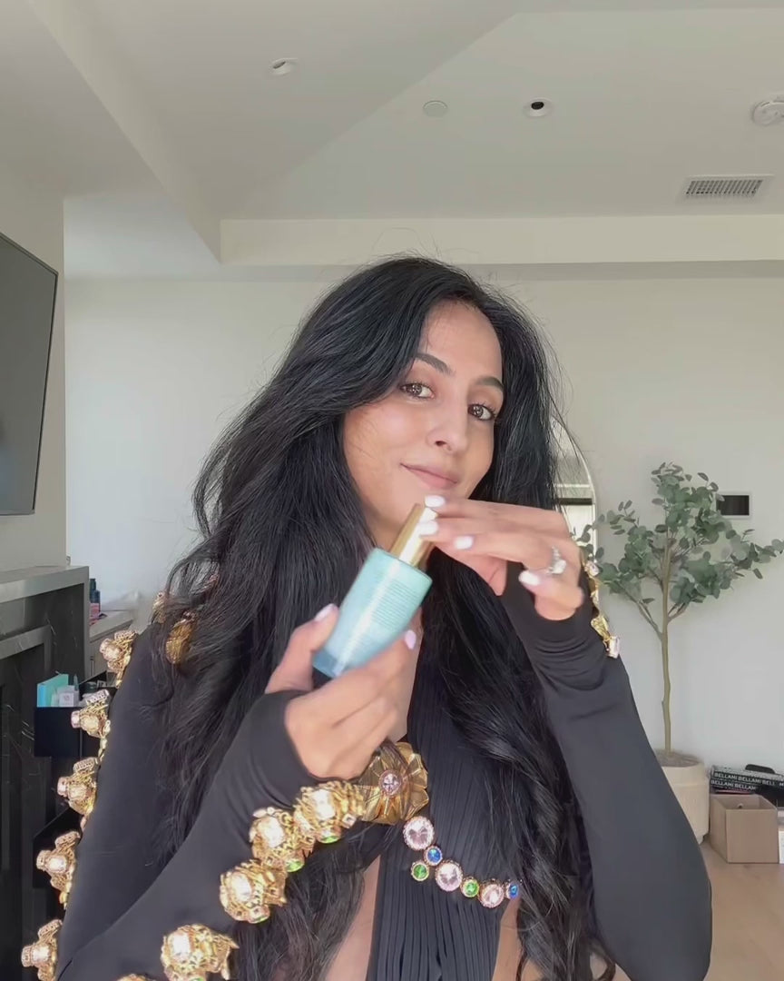 De Ranavat Renewing Leave-In Treatment is een luxe, siliconenvrije leave-in verzorging die droog, beschadigd of pluizig haar direct hydrateert en versterkt. Geformuleerd met het exclusieve Veda⁴ Bond Complex™ – een krachtige mix van Hibiscus, Roze Lotus, Amla en Ashwagandha – en verrijkt met Haritaki, Fenegriek en Macadamia-olie, herstelt deze treatment de haarstructuur van binnenuit, zonder te verzwaren.