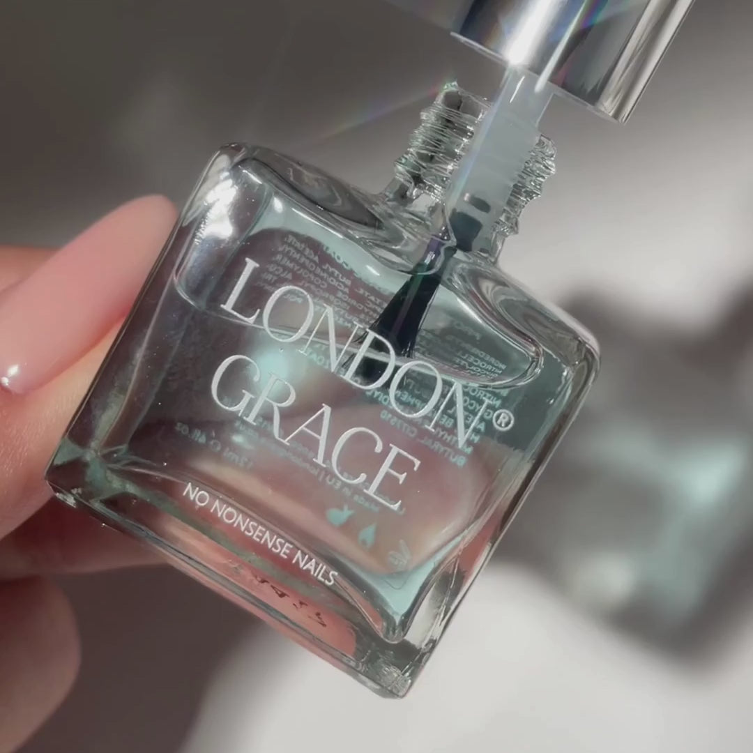 Breng een paar laagjes van deze prachtige saliegroene tint; Fern aan van London Grace en geniet van een intens gepigmenteerde kleur met een salonwaardige finish.