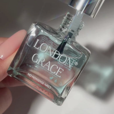 Breng een paar laagjes van deze prachtige saliegroene tint; Fern aan van London Grace en geniet van een intens gepigmenteerde kleur met een salonwaardige finish.