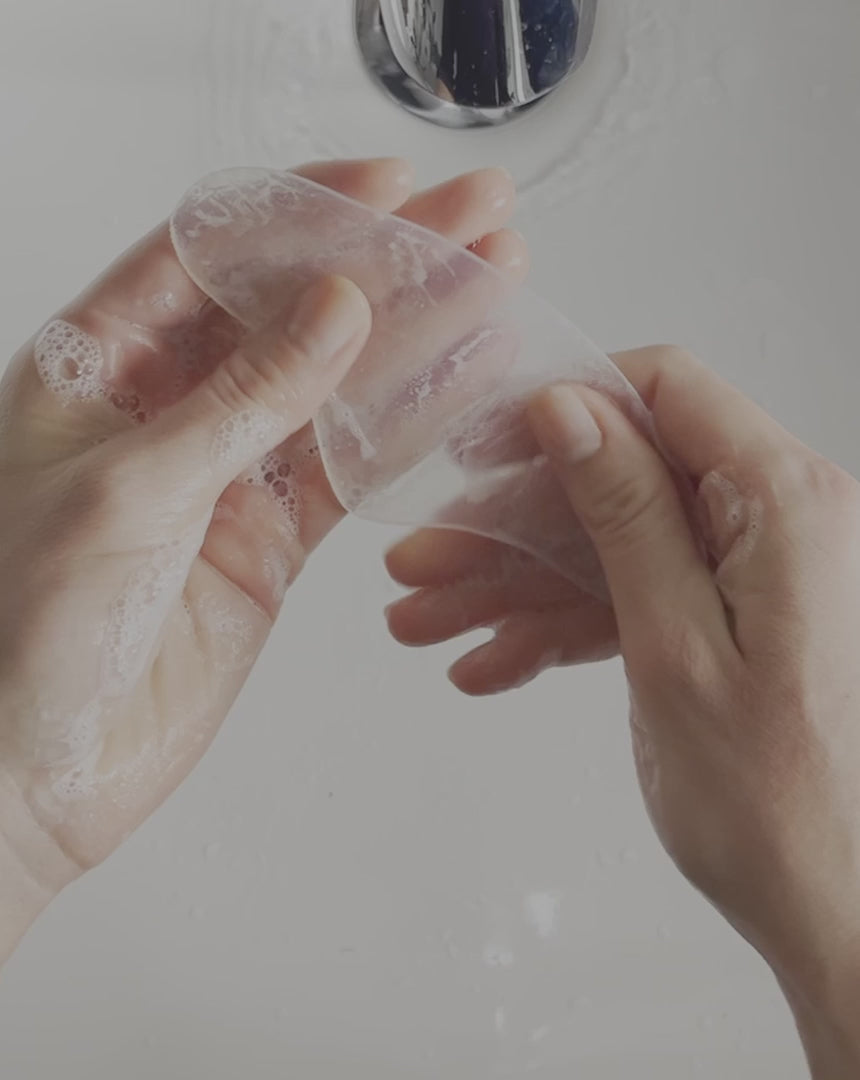 Breng een kleine hoeveelheid cleanser aan op de pad en spoel af onder lauwwarm stromend water. Laat de pad vervolgens aan de lucht drogen voordat je hem terugplaatst op de beschermfolie of in de verpakking. Voor optimale hygiëne en hechting wordt aanbevolen de pads iedere 2 tot 3 toepassingen te reinigen.