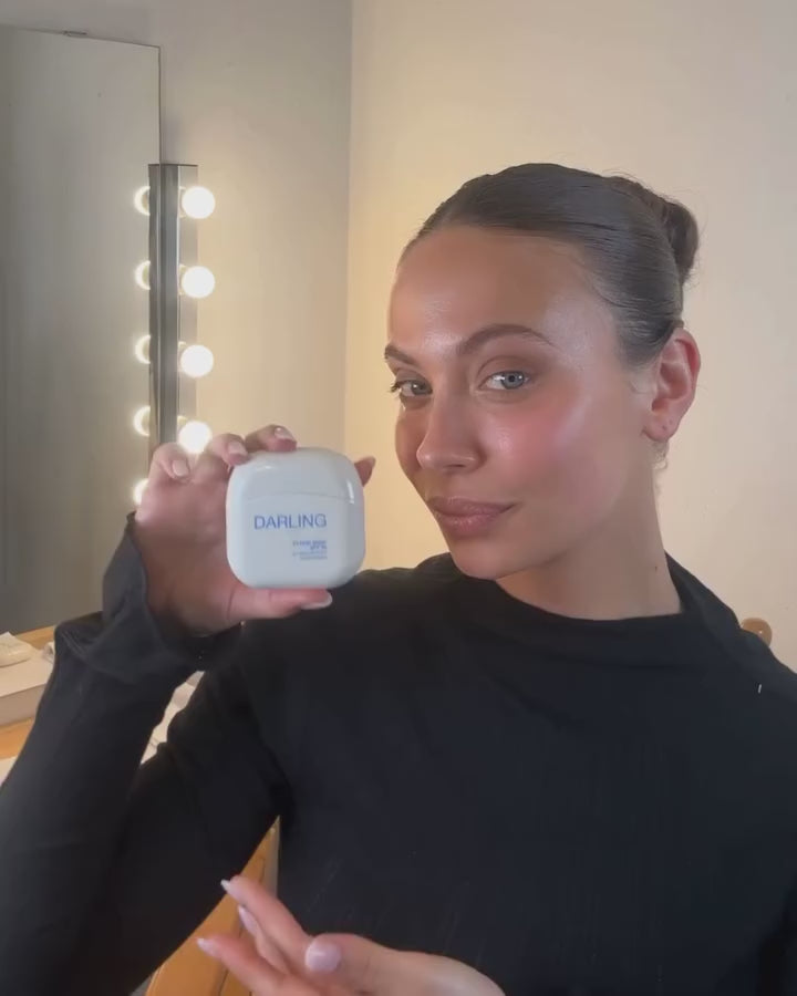 Darling Cloud Drop SPF50 | Vegan Daily Moisturizer Zonbescherming in één. Op zoek naar een dagelijkse SPF die niet plakt, niet wit uitslaat en voelt alsof er bijna niets op de huid zit? Darling Cloud Drop SPF50 combineert een intens hydraterende moisturizer met krachtige breedspectrum SPF50 bescherming in één ultralichte formule.