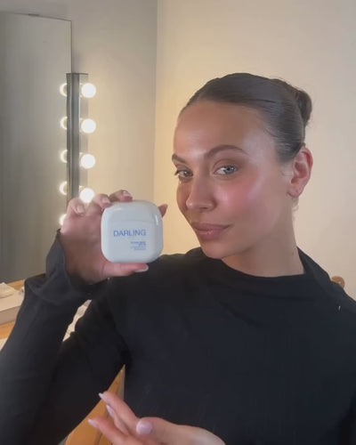 Darling Cloud Drop SPF50 | Vegan Daily Moisturizer Zonbescherming in één. Op zoek naar een dagelijkse SPF die niet plakt, niet wit uitslaat en voelt alsof er bijna niets op de huid zit? Darling Cloud Drop SPF50 combineert een intens hydraterende moisturizer met krachtige breedspectrum SPF50 bescherming in één ultralichte formule.