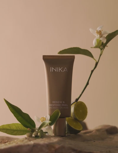 Ga voor een zichtbaar stralende, gladde, prachtige egale huid met deze geavanceerde Organic Renew &amp; Restore Peel van Inika Organic. Een krachtige mix van 5 verschillende AHA's gecombineerd met PHA's dringen diep in de huid door om poriën te ontstoppen, onzuiverheden te verwijderen en celvernieuwing te bevorderen. Natuurlijke exfoliërende deeltjes komen direct weer naar boven en verwijderen dode huidcellen, voor een zachtere, gladdere huidtextuur.