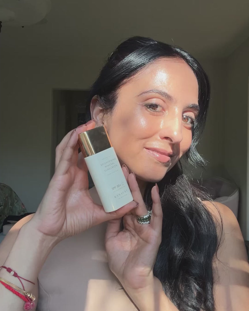 Bescherm je huid elke dag met deze 100% minerale en vegan SPF 50+ zonnebrandcrème die niet alleen beschermt tegen de zon, maar je huid ook verzorgt en versterkt. Clean en dierproefvrij.