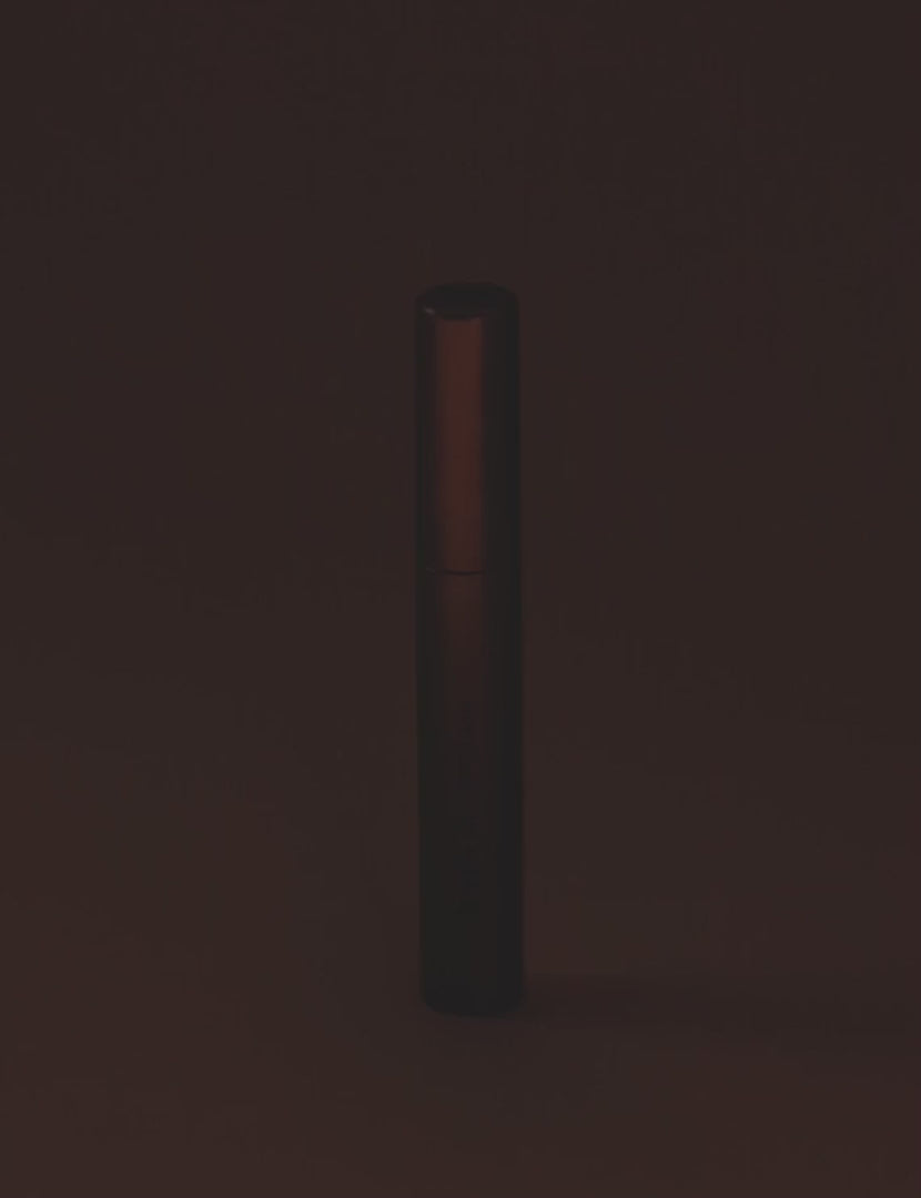 De awardwinnende INIKA Long Lash Vegan Mascara Black&nbsp;is een prachtige en luxueuze aanvulling op het INIKA assortiment. INIKA maakt gebruik van 100% plantaardige en natuurlijke ingrediënten om de lengte en het volume van de wimpers te verhogen. De volumineuze borstelkop zorgt ervoor dat de perfecte hoeveelheid mascara elke keer wordt aangebracht. Bij de 1e keer aanbrengen krijg je de lengte die je nodig heeft, bij de 2e keer aanbrengen krijg je het gewenste volume. Een nieuwe en revolutionaire formule!