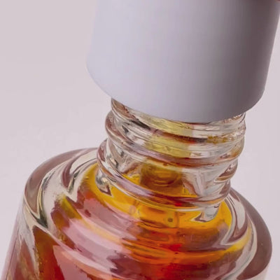 Geef je huid een dagelijkse dosis glow met de Vitamin C Elixir, een innovatieve 2-in-1 combinatie van gezichtsolie en serum. Dankzij de unieke tweefasenformule worden krachtige antioxidanten, vitamines en voedende oliën diep in de huid opgenomen voor een stralende, egale en gezond uitziende teint.