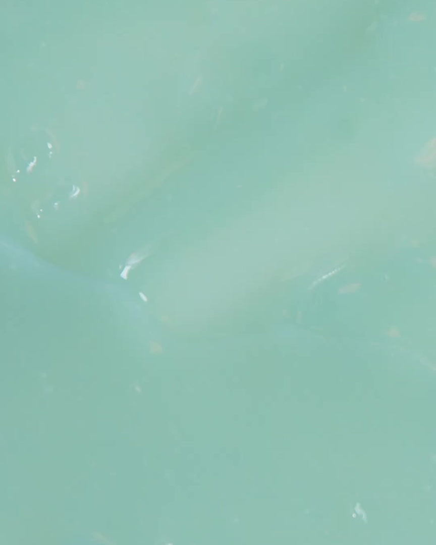 Begin je reinigingsritueel als een ware koningin met de Lotus Cleansing Balm van Ranavat! Deze unieke driefasen-jellytextuur smelt moeiteloos make-up en onzuiverheden weg, terwijl je huid zacht en gevoed blijft. Laat je betoveren door de heerlijke geur van blue tansy en jasmijn – de perfecte start voor een momentje van pure selfcare. Geheel vegan en dierproefvrij