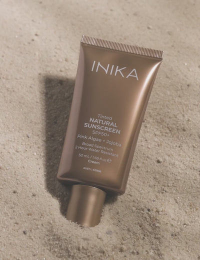 Ontdek de ultieme vegan en dierproefvrije zonbescherming van Inika Organic met factor 50+!&nbsp;Deze zonnecrème biedt niet alleen krachtige bescherming tegen schadelijke UVA- en UVB-stralen met minerale filters, maar geeft je huid ook een stralende sun-kissed glow dankzij de subtiele tint. Geniet van een egale huidskleur terwijl je vroegtijdige huidveroudering en zonneschade tegengaat.