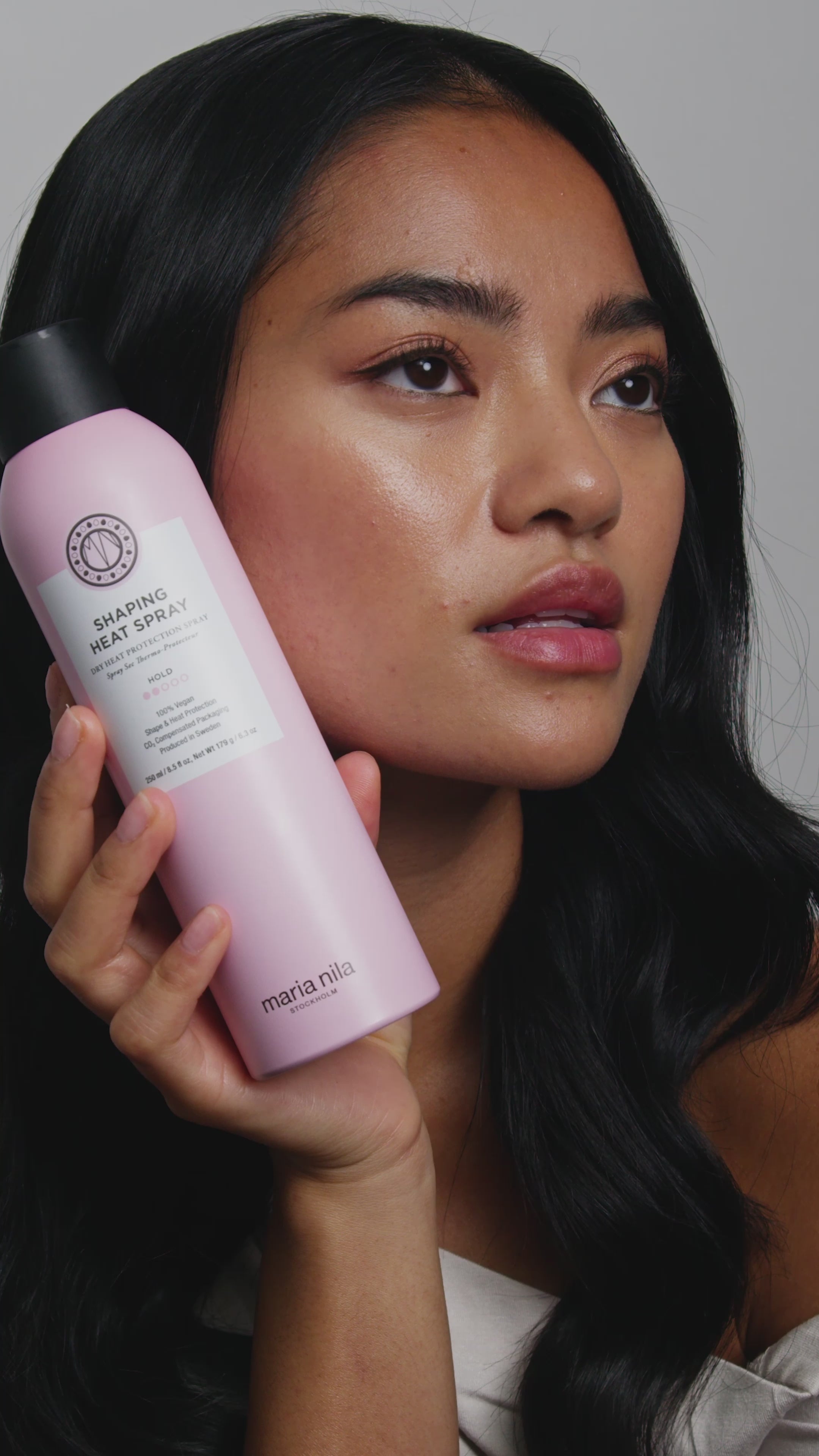 Shaping Heat Spray van Maria Nila is alleen verkrijgbaar bij geselecteerde retailers. Deze lijn is speciaal ontwikkeld om je haar gezond en verantwoord te stylen en te verzorgen. Maria Nila zet zich in voor een betere wereld en ze zijn daarnaast ook nog eens gek op dieren. Dieren horen niet onderdeel te zijn van de cosmetica wereld, aldus Maria Nila. Vegan beauty couldn't agree more!