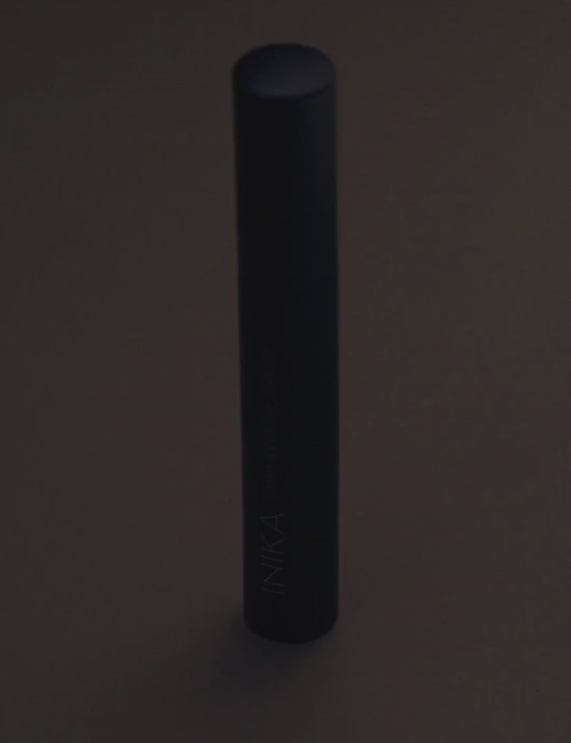 De vegan INIKA Organic Lash &amp; Brow Serum verlengt en verdikt de wimpers en wenkbrauwen dankzij een mix van haarversterkende en groeibevorderende plantaardige ingrediënten, waaronder zwarte ricinusolie, marula zaadolie en pompoenpittenolie. De applicator met twee uiteinden zorgt voor een nauwkeurige applicatie op maat van de wenkbrauwen en wimpers.