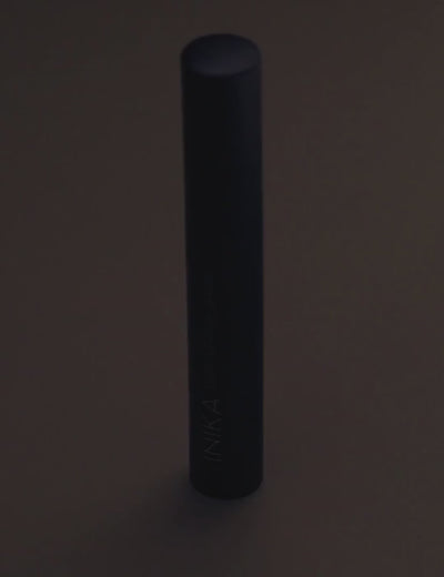 De vegan INIKA Organic Lash &amp; Brow Serum verlengt en verdikt de wimpers en wenkbrauwen dankzij een mix van haarversterkende en groeibevorderende plantaardige ingrediënten, waaronder zwarte ricinusolie, marula zaadolie en pompoenpittenolie. De applicator met twee uiteinden zorgt voor een nauwkeurige applicatie op maat van de wenkbrauwen en wimpers.