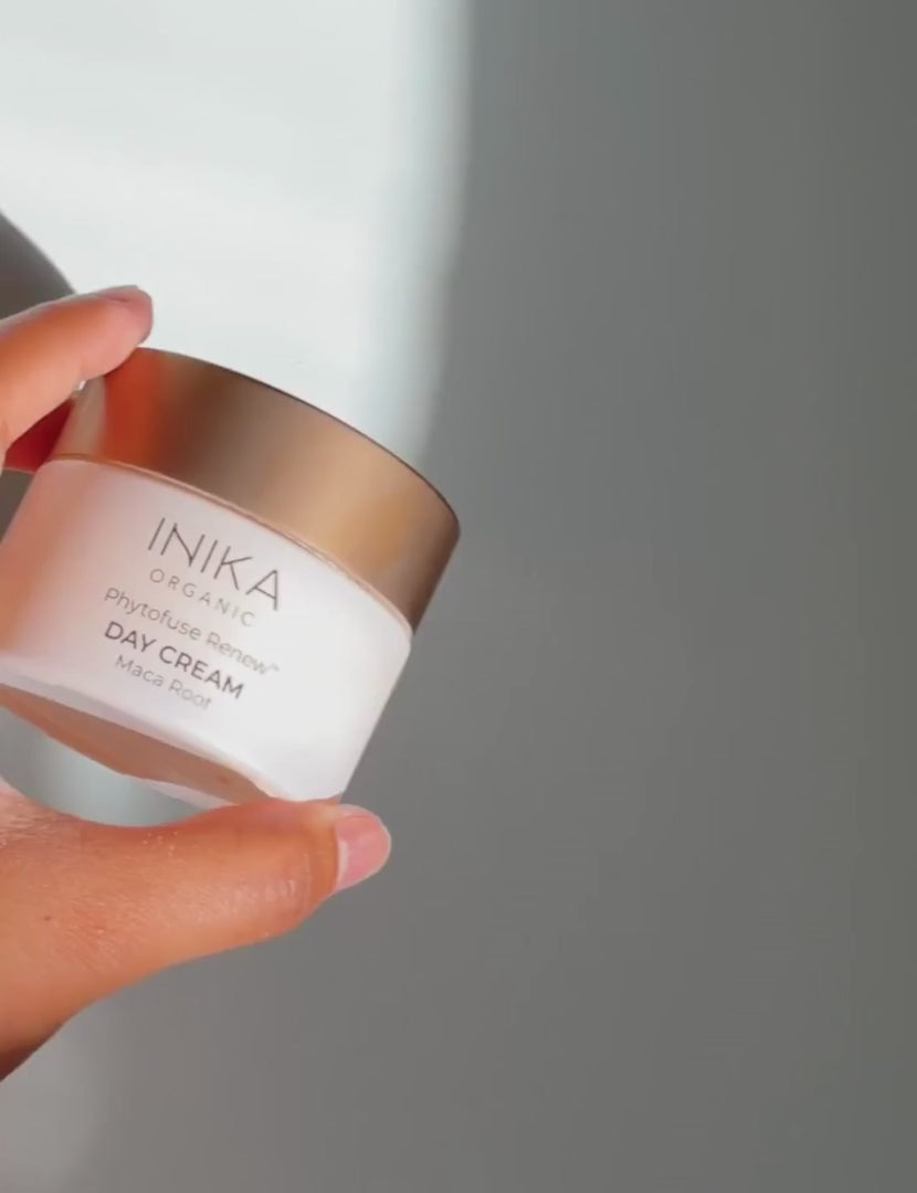INIKA Organic The Hydration Ritual Plump & Glow verzorgingsset met Hyaluronic Hydration Complex en Phytofuse Renew dagcrème.
