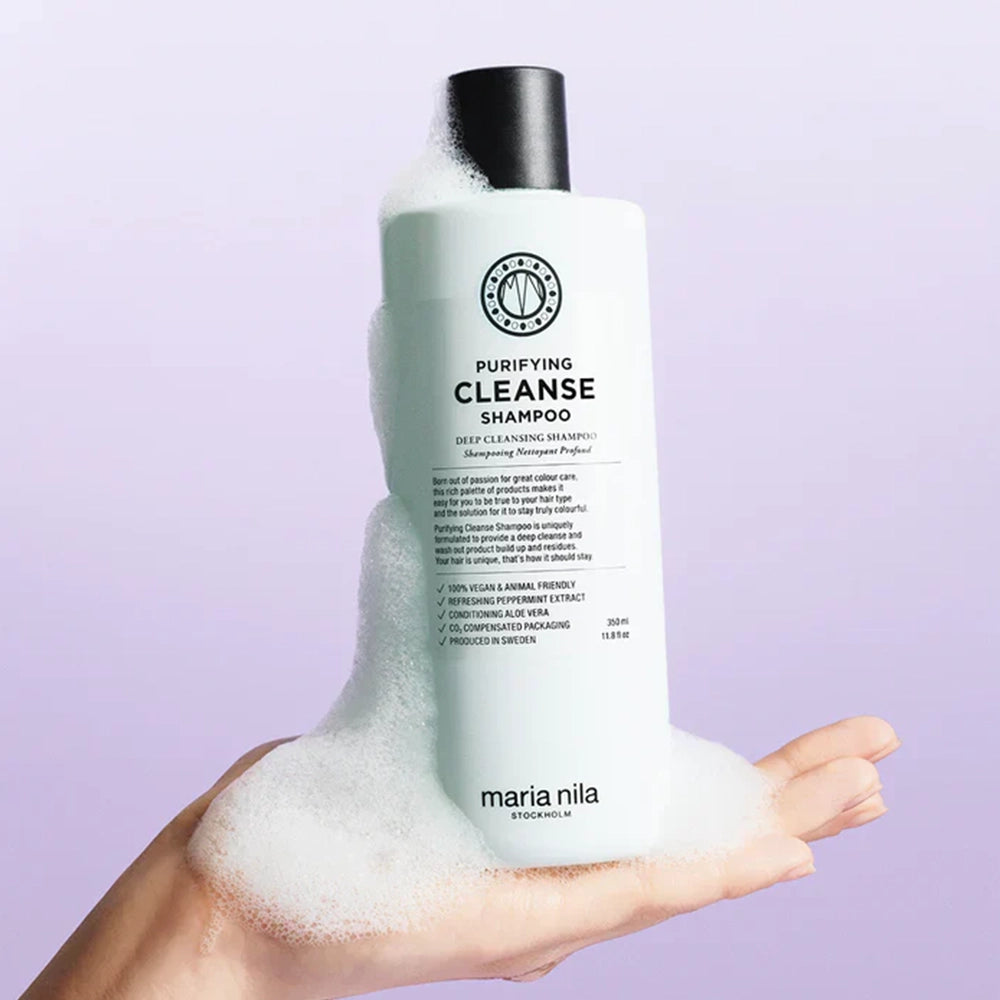 De Maria Nila Purifying Cleanse Shampoo is jouw sleutel tot een diepe, verfrissende reiniging en een gezonde hoofdhuid. De basis voor glanzend, sterk en vitaal haar. Deze professionele vegan shampoo zonder sulfaten, parabenen of siliconen verwijdert effectief onzuiverheden, overtollig talg en productresten, terwijl de natuurlijke balans van je hoofdhuid behouden blijft.