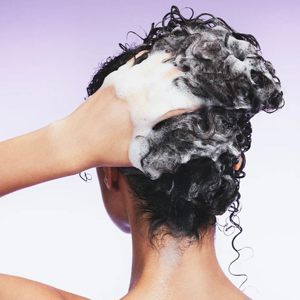 De Maria Nila Purifying Cleanse Shampoo is jouw sleutel tot een diepe, verfrissende reiniging en een gezonde hoofdhuid. De basis voor glanzend, sterk en vitaal haar. Deze professionele vegan shampoo zonder sulfaten, parabenen of siliconen verwijdert effectief onzuiverheden, overtollig talg en productresten, terwijl de natuurlijke balans van je hoofdhuid behouden blijft.