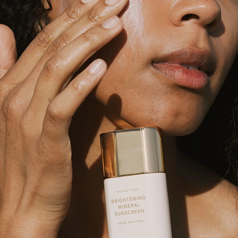 Bescherm je huid elke dag met deze 100% minerale en vegan SPF 50+ zonnebrandcrème die niet alleen beschermt tegen de zon, maar je huid ook verzorgt en versterkt. Clean en dierproefvrij.