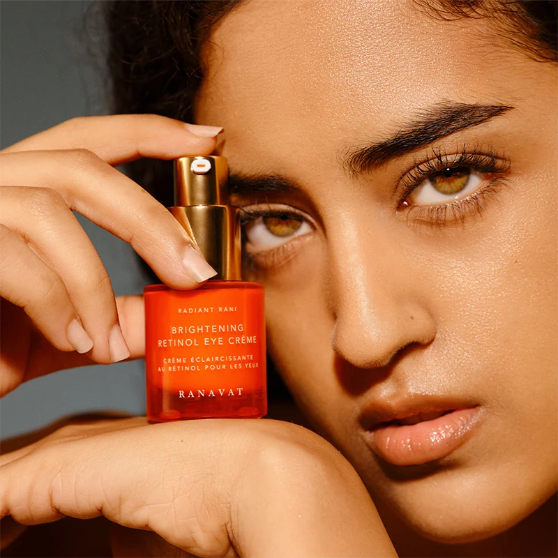 Deze retinol oogcrème van Ranavat voor de nacht combineert de kracht van de eerste ayurvedische retinol met een antioxidantboost van saffraan. Het resultaat? Klinisch bewezen verlichting van donkere kringen, strakkere huid rondom de ogen en minder zichtbare wallen. Bovendien helpt het de fijne lijntjes zichtbaar te verminderen, voor een jeugdige en frisse uitstraling. Geheel vegan en dierproefvrij.