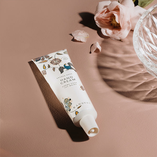 {"media":[{"id":"gid://shopify/MediaImage/23306757406905","src":"https://cdn.shopify.com/s/files/1/0531/5667/5769/products/ranavat-sacred-rose-hand-cream-vegan-beauty-1_200x200.png?v=1636195864","altText":"Herstel je handen met de zeldzaamste roos van India - altijd hydraterend, nooit vettig. Dompel je handen in zijde en rozen. De heilige bloemblaadjes in deze rijke vegan handcrème komen uit Pushkar India - de stad aan het meer bezaaid met witte tempels en rode rozentuinen. Het was vanuit deze majestueuze t