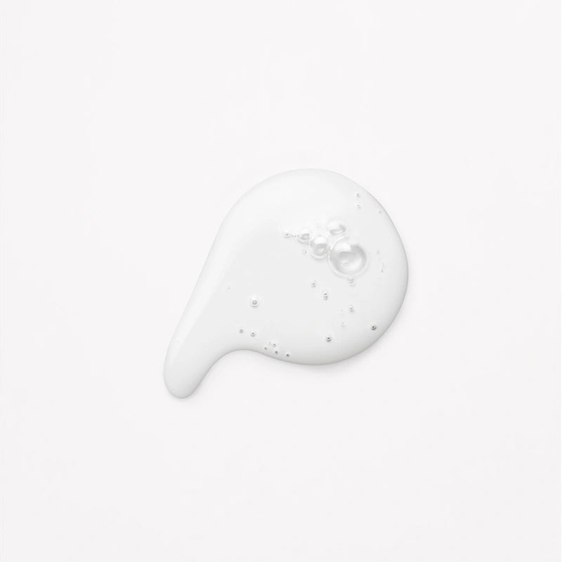 Met 5% glycolzuur, aloë vera en provitamine B5 exfolieert dit vegan haarserum diep zonder je haar uit te drogen. Perfect voor iedereen met een schilferige, jeukende of vette hoofdhuid, zorgt dit dermatologisch geteste serum voor een schone en gezonde hoofdhuid.